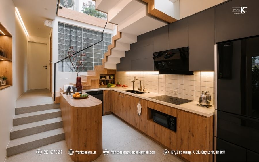 Tránh đặt bếp ở đoạn quá thấp; nếu bắt buộc, cần giữ không gian thông thoáng để đảm bảo vượng khí.